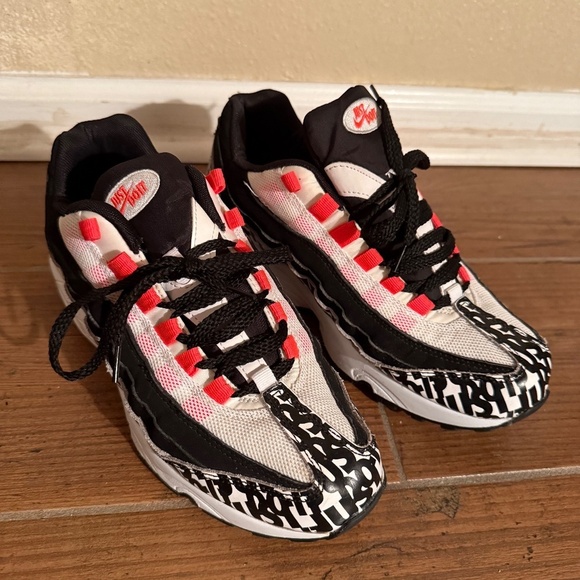 🔥 Nike Air Max 95 "Just Do It" Limited Edition – Size 7Y 🔥 - Picture 2 of 7